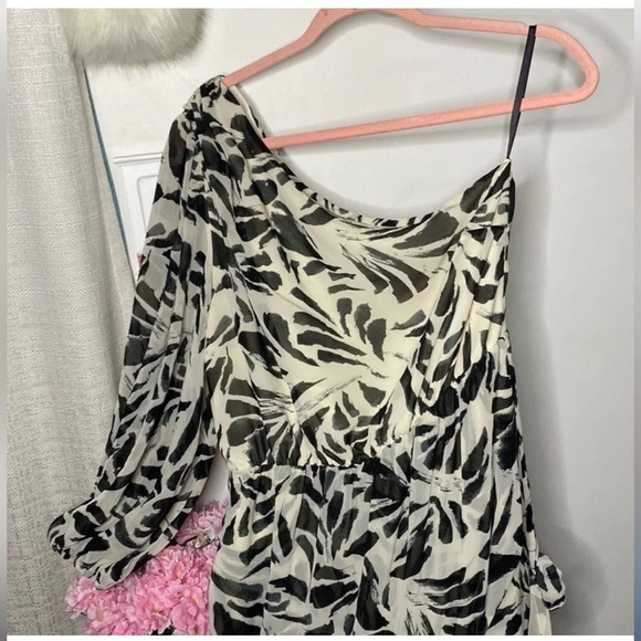 𝅺🌷  Alexis🌷 Asymmetrical Layered Chiffon One Shoulder Sleeve Evening Dress - Picture 2 of 3